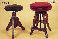 KLAVIERHOCKER, DEUTSCH, UM 1900/10, EICHE, NUßBAUMFARBEND GEFAßT, DREIFüSSIG, MIT-TELSäULE GERILLT, HöHENVERSTELLBAR (METALL- ...