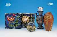 KONVOLUT 3 VASEN, JUGENDSTIL, UM 1910, 1X AMPHORA, KERAMIK, ÄGYPTISCHE SZENERIE, 1X NUßBAUM MASSIV, GESCHNITZTE BLüTEN, 1X GLAS ...