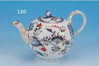 TEEKANNE, MEISSEN, UM 1860-80, PORZELLAN, QUALITäTVOLLE, FEINE BEMALUNG, ZWIEBELMUSTER, ROT- UND GOLDGEHöHT, DECKELBEKRöNUNG IN FORM EINER ...