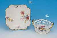VIERECKIGE SCHALE, MEISSEN, UM 1860-80, PORZELLAN, KOLBALTBLAUER RAND, INNEN BUNTE BEMALUNG VON BLUMENBOUQUETS, GOLDSTAFFAGE, GEWELLTER ...