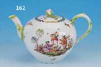 TEEKANNE, MEISSEN, ANFANG 20. JH., PORZEL- LAN, QUALITäTVOLLE HEROLDT-MALEREI, FEINE BUNTE CHINOISERIE-SZENEN, UMLAUFENDER DEKOR VON ...