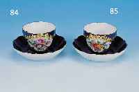 MOKKATASSE MIT UNTERTASSE, MEISSEN, 20. JH., PORZELLAN, KOBALTBLAUER FOND, IN KARTUSCHE FEINE BUNTE BEMALUNG, SCHöNES BLUMENBOUQUET, ...