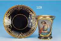 TASSE MIT UNTERTASSE, DRESDEN, UM 1880-1900, PORZELLAN, KOBALTBLAUER FOND, SEHR FEINE BUNTE BEMALUNG, KARTUSCHE MIT QUALITäTVOLLER DARST. ...
