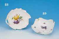 BLATTSCHALE, MEISSEN, UM 1930, PORZELLAN, FEINE BUNTE BEMALUNG, BIRNE MIT BLAUER TRAU- BE UND BLüMCHEN, GOLDSTAFFAGE, QUALITäTV., L. 22,5 CM