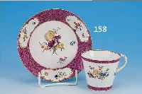 TASSE MIT UNTERTASSE, MEISSEN, UM 1740, PORZELLAN, FEINE BUNTE BEMALUNG, PURPURFARB. SCHUPPENDEKOR, UNTERTASSE MIT BLUMENBOUQUET U. DREI ...