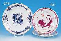ZIERTELLER, MEISSEN, UM 1860/80, PORZELLAN, SCHöNE BUNTE BEMALUNG, BLAUER DRACHENDEKOR, ROT- U. GOLDGEHöHT, D. 25,5 CM