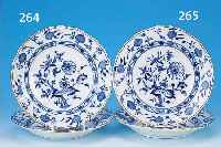 ZWEI TELLER, MEISSEN, UM 1860, PORZELLAN, ZWIEBELMUSTER, QUALITäTVOLLE BEMALUNG, GOLD- RAND, D. 24,5 CM