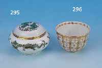 KOPPCHEN, MEISSEN, UM 1730, PORZELLAN, REI- CHER FILIGRANER GOLDDEKOR, MIT APFELGRüNEN PUNKTEN VERZIERT, INNEN STREUBLUME U. GOLD- RAND, H. 4 ...
