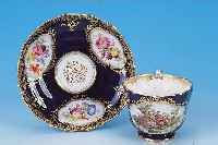 TASSE MIT UNTERTASSE, MEISSEN, UM 1860-80, PORZELLAN, KOBALTBLAUER FOND, SEHR FEINE BUNTEBEMALUNG, EINE KARTUSCHE MIT KAVALIER UND DAME IN ...