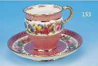 TASSE MIT UNTERTASSE, SEVRES, UM 1851, PORZELLAN, FEINE BUNTE BEMALUNG, ROSéFARBENER FOND, QUALITäTVOLLE UMLAUFENDE BLUMENGIRLAN- DEN, ...