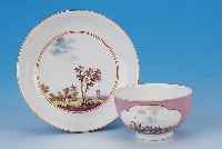 KOPPCHEN MIT UNTERTASSE, MEISSEN, UM 1730-40, PORZELLAN, MAUVEFARBENER FOND, INNEN UND AUßEN BUNT BEMALT, AUßEN ZWEI KARTUSCHEN VON ...
