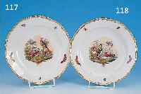 ZIERTELLER, MEISSEN, UM 1860, PORZELLAN, FEINE BUNTE BEMALUNG, MITTIG DARSTELLUNG VON DREI EXOTISCHEN VöGELN IN LANDSCHAFT, AM RAND INSEKTEN, ...