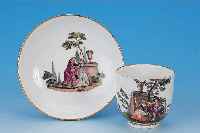 TASSE MIT UNTERTASSE, MEISSEN, UM 1740, PORZELLAN, FEINE BUNTE BEMALUNG VON JE EINER GALANTEN SZENE IN PARKLANDSCHAFT, SEHR SCHöNE QUALITäT, ...