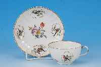 TASSE MIT UNTERTASSE, MEISSEN, UM 1730-40, PORZELLAN, FEINE BUNTE BEMALUNG, QUALITäTVOLLEVOGELDARST. IN JEWEILS VIER KARTUSCHEN, IM ...