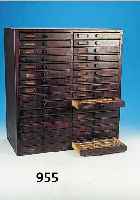 FURNITURENSCHRANK FüR UHRMACHER, DEUTSCH UM 1890/1910, HOLZ MIT 32 SCHüBEN, MIT EINTEIL-UNGEN, Z.T. GEFüLTT MIT AUFZUGSRäDERN, KUP- ...