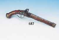 STEINSCHLOßPISTOLE, WOHL FRANKREICH, UM 1765- 70, NUßBAUMSCHAFT MIT GEPRäGTEM MESSINGENDE,SCHLOß UND LAUF EISEN SCHLOß REICH GRAVIERT, L. CA. ...