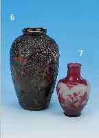 VASE, JAPAN, UM 1900, PORZELLAN MIT EMAILAUFLAGE, H. 15 CM, KRANICHDEKOR, AUSGEFALLEN, MIN. BEST.