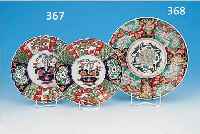 ZWEI TELLER, JAPAN, IMARI, UM 1920, PORZELLAN, BEMALT, D. 25CM, GOLDRAND BERIEBEN