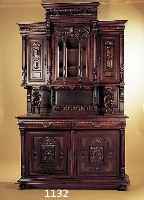 AUFSATZBUFFET, DEUTSCH, UM 1880, , NUßBAUM MASSIV, MIT VOLLPLASTISCHEN SKULP- TUREN, ALS SäULEN VERZIERT, REICH GESCHNITZT, FACETT. ...