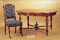 TISCH UND VIER STüHLE, HOLLAND, WILHELM III, NUßBAUM MASSIV UND FURNIERT, STüHLE NEU BE- ZOGEN, AUFGEARB. JEDOCH L. ALTERSSCHäDEN, ...