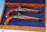 PAAR DUELLPISTOLEN, WOHL BELGIEN, UM 1760/70, NUßBAUM MIT METALLMONTUREN, L. 36 CM, LAUF VIERFACH GEGLIEDERT SONNE, MOND U. STERNE, MüNDUNG IN ...