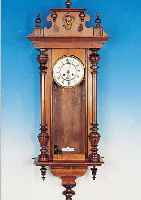 WANDUHR WOHL DEUTSCH UM 1880/1900, VERZIER- TES UND GESCHNITZTES HOLZGEHäUSE, ORGIN. AUF- SATZ (VERäNDERT), 3-SEITIG VERGLAST, WERK UND GEHäUSE ...