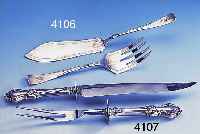2-TEILIGES VORLEGEBESTECK, AMERIKA UM 1900, GRIFFE STERLINGSILBER IM ROKOKOSTIL, BEST. AUSFLEISCHGABEL UND FLEISCHMESSER, SCHWERE QUAL.