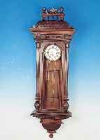 WANDUHR M. WIENER SCHLAG, GEBR. RESCH EBENSEE,UM 1900, REICH VERZIERTES UND GESCHNITZTES HOLZGEHäUSE, HISTORISMUS, AUFSATZ SEK., EINE ...