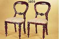VIER STüHLE, BAROCKSTIL, 20. JAHRHUNDERT, MAHAGONI MASSIV, H. 85/44 CM, LEICHTE GEBRAUCHSSPUREN, NEU BEZOGEN, ...