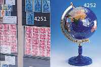 GROßER TISCHGLOBUS AUS EDELSTEINEN, NACH 1990, GRUND LAPISLAZULI, KONTINENTE IN VERSCH.- FARBIGEN EDELSTEINEN, GESCHNITTEN, GESCHLIFFENUND ...