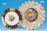 ZIERTELLER, PARIS, UM 1820-30, PORZELLAN, KOBALTBLAUER RAND, IN DER MITTE GROßES BLUMEN-BOUQUE, AM RAND DREI KARTUSCHEN M. KLEINEREN BOUQUETS, ...
