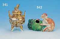 KLEINES DUFTGEFäß, SATSUMA/JAPAN, UM 1900, FEINSTEINGUT REICH BEMALT IM GOLDBROKATSTIL, MIN. BEST., H. CA. 11 CM FEIN BEMALT, BODENMAR0E