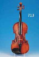 GEIGE MIT INTARSIEN, UM 1920, WOHL RUßLAND, GESCHNITZTER AHORNBODEN MIT PERLMUTEINLAGEN, DECKE IM GLEICHEN STIL GESCHNITZT.