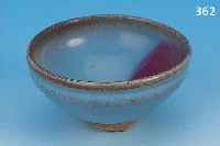 SCHALE, CHINA, CA. 12/13. JH., STEINZEUG, HOCH GEBRANNT, HIMMELBLAUE GLASUR, FEIN KRAKELIERT, KUPFERROTER FLECK, KRAKELURENMIT ...