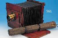 BALGENKAMERA CA. 18 X 24, UM 1900, MIT OBJEKTIV: MEYER GöRLITZ DOPPEL-ANASTIGMAT 300 MM, 1:5,5, MAHAGONIGEHäUSE, MIT KASSETTE UND ...