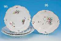 ZWEI TELLER UND EINE RUNDE SCHALE, WIEN, 1841, PORZELLAN, BUNTE BLUMENBOUQUETMALEREI, RELIEFIERTER RAND, GOLDSTAFFAGE BERIEBEN, D. CA. 23,5 ...