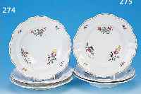DREI TELLER, WIEN, 1841, PORZELLAN, BUNTE BLUMENBOUQUETMALEREI, RELIE- FIERTER RAND, GOLDSTAFFAGE, BERIEBEN, D. CA. 24 CM