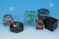 ZWEI PAPERWEIGHTS, BöHMEN, 1. HäLFTE 20. JH., FARBLOSES GLAS MIT BUNTENBLUMENEINSCHMELZUNGEN, 1 X FACETT., H. CA. 4 CM, D. CA. ...