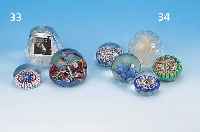 KONVOLUT AUS DREI PAPERWEIGHTS: 1 X MIT BUNTEN MILLEFIORIEINSCHMELZUNGEN, H. CA. 3 CM, NICHT ZENTRIERT; 1 X MIT BUNTEN ...