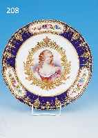 ZIERTELLER, PARIS, UM 1830-40, PORZELLAN, REICH BUNT BEMALT, MITTIG PORTRäT EINER FRAU, RüCKSEITIG BEZ.: MME DE GRIGNANT, BLAUER RAND MIT ...