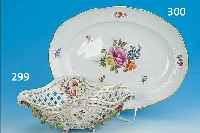 DOPPELHENKELSCHALE, THüRINGEN, UM 1900/20, PORZELLAN, 11 X 30 X 18 CM, LEICHT BEST. AN DEN BLUMEN UND AN EINER MUSCHEL BESTOßEN, ...