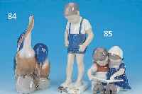 ZWEI PORZELLANFIGUREN, ROYAL KOPENHAGEN, KINDERPAAR MIT BUCH UND JUNGE, UNTERGLASURBEMALUNG, H. 10/20 CM