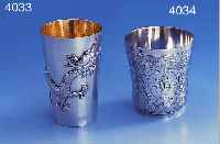 BECHER MIT AUFGELEGTEM DRACHEN, SILBER, GLüCKSMOTIV, INNENVERGOLDET, MIT GRAV. CHIN. SCHRIFTZEICHEN UND PLASTISCH AUFGELEGTEM DRACHEN, H ...