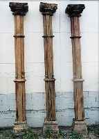 DREI SäULEN, ENGL. KOLONIALSTIL, UM 1800, HOLZ UND SANDSTEIN, H. 250 CM, L. ALTERSSCHäDEN, GESCHNITZTE KAPITELLE ...