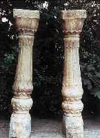 PAAR SäULEN, INDIEN, 18. JH., SANDSTEIN, EHEM. PALASTSäULEN, H. 168 CM, B. CA. 33 CM, L. BESCH.