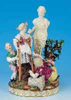PORZELLANGRUPPE, MEISSEN, UM 1860, PORZEL- LAN, H. 28CM, DREI SPIELENDE KINDER VOR ANTI- KER BüSTE, IM HINTERGRUND BAUM, AN DEN BLäT- TERN ...