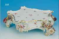 SOCKEL, MEISSEN, UM 1860/70, PORZELLAN, SCHöNE BEMALUNG VON BUNTEM STREUBLüMCHENDEKOR,AN DEN FüSSEN REICH APPLIZIERTE GROßEN BLüTEN UND ...