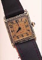 HERRENARMBANDUHR, DEUTSCHLAND UM 1932, GG 585/000-CARREE-GEH., LüNETTE U. BANDANST. IM MäANDERMUSTER BLAU EMAILL., SCHARNIERB., VERG. ...