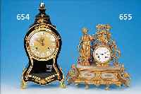 PENDULE MIT KONSOLE, LE CASTEL, SAINT-AUBIN SCHWEIZ, UM 1970, HOLZGEHäUSE MIT FLORALER VERZIERUNG, NACHGEBAUT DER SUMISWäLDER UHR, 3-SEITIG ...