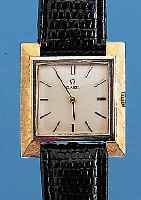 OMEGA HERRENARMBANDUHR, REF.-NR. D6677, SCHWEIZ/USA UM 1964, GG 585/000, CARREE-FORM, LüNETTE MATT., BODEN GEDR., MATT VERS. BLATT, AUFWEND. ...